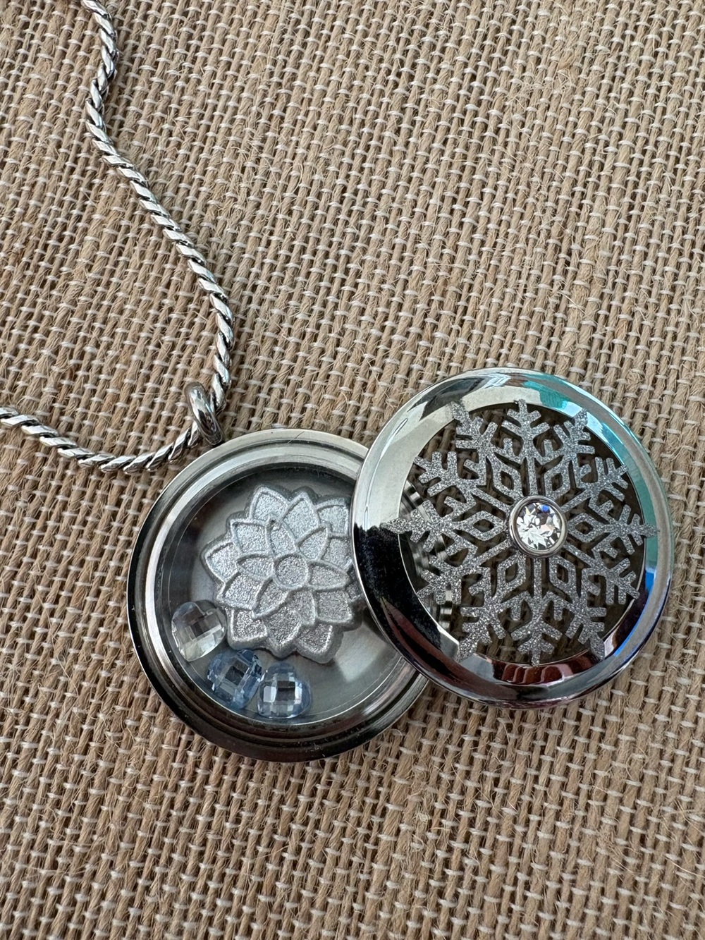Origami Owl Holiday 2016 Exclusive Large Silver Snowflake Sentiments Locket